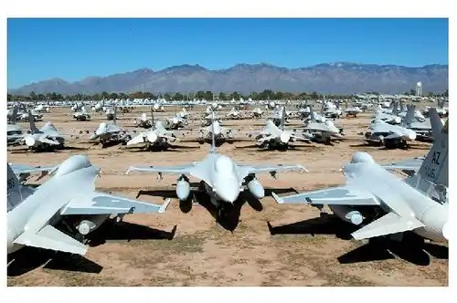 Farbfoto F-16-Jets in Tucson auf einem Flugzeug-Friedhof der US-Armee (Neudruck als Postkarte)