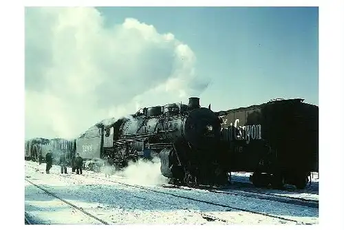 Farbfoto Dampflok Santa Fe Nr. 3266 mit Güterzug bereit zur Ausfahrt vom Corwith Bahnhof in Chicago (Neudruck als Postkarte)
