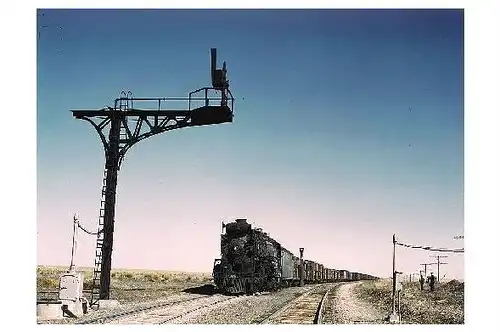 Farbfoto Güterzug mit Dampflok der Santa Fe R.R. wartet an Signal bei Ricardo in New Mexico (Neudruck als Postkarte)