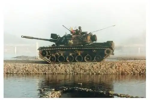 Farbfoto Kampfpanzer M 60 fährt entlang eines Gewässers (Neudruck als Postkarte)