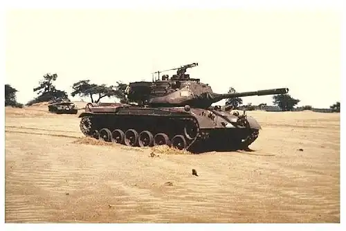 Farbfoto Kampfpanzer M 47 bei Übung im Gelände (Neudruck als Postkarte)