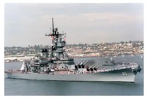 Farbfoto Schlachtschiff USS Missouri (Neudruck als Postkarte)