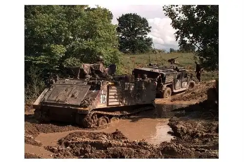 Altes Farbfoto Panzer M 113 zieht Hummer aus dem Schlamm in Bosnien-Herzegowina (Neudruck als Postkarte)