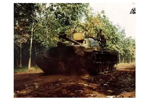 Altes Farbfoto Panzer M 48 Patton fährt durch Kautschukplantage in Vietnam (Neudruck als Postkarte)