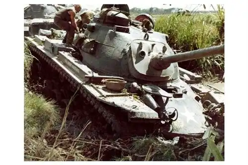 Altes Farbfoto Panzer M 48 Patton hat sich in Schlammloch festgefahren bei Laikhe in Vietnam (Neudruck als Postkarte)