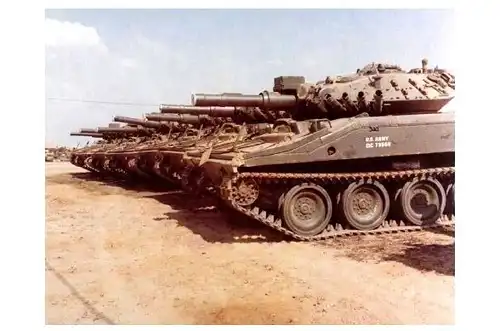 Altes Farbfoto Panzer M 551 Sheridan im Lager bei Cu Chi in Vietnam (Neudruck als Postkarte)