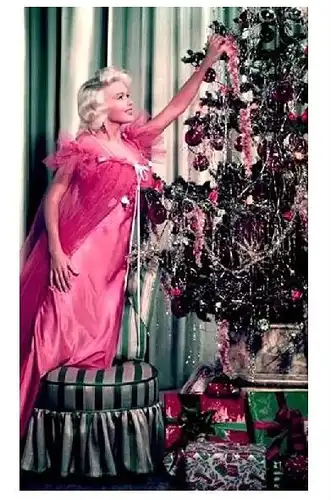Altes Farbfoto Schauspielerin Jayne Mansfield im Nachtgewand am Weihnachtsbaum (Neudruck als Postkarte)