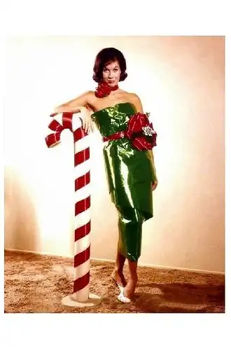 Altes Farbfoto Schauspielerin Mary Tyler Moore steht neben übergroßer Zuckerstange (Neudruck als Postkarte)