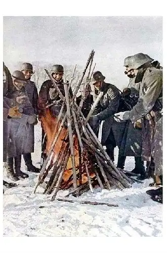Altes Farbfoto 2. WK Deutsche Soldaten wärmen sich an einem Feuer (Neudruck als Postkarte)