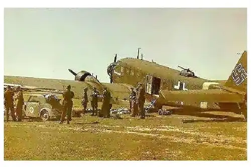 Altes Farbfoto Junkers Ju 52 und Fiat Topolino auf einem Feldflugplatz (Neudruck als Postkarte)