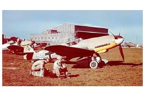 Altes Farbfoto Messerschmitt Bf 109 F4 des Jagdgeschwaders 27 auf Flugplatz in Sizilien (Neudruck als Postkarte)