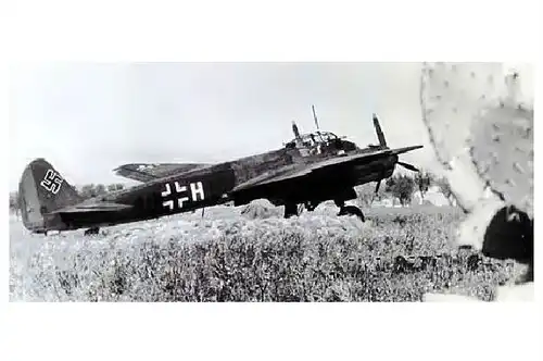 Altes Foto Junkers Ju 88 des Kampfgeschwaders 30 auf einem Feldflugplatz in Sizilien (Neudruck als Postkarte)