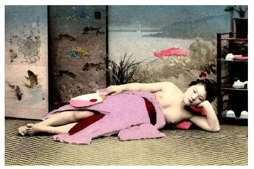 Altes Farbfoto Barbusige Geisha liegt auf dem Boden (Neudruck als Postkarte)