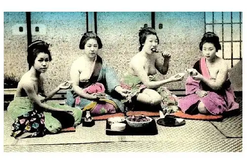 Altes Farbfoto 4 barbusige Geishas beim essen (Neudruck als Postkarte)