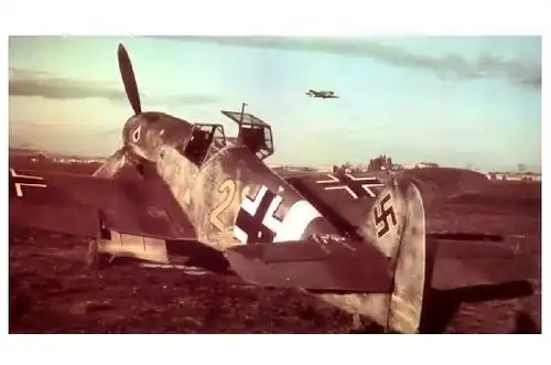 Altes Farbfoto 2. WK Messerschmitt Bf 109 Gelbe 2 des Jagdgeschwaders 53 Pik AS auf einem Feldflugplatz (Neudruck als Postkarte)