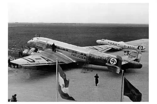 Altes Foto Junkers Ju 90 Preussen und Ju 86 Hesselberg auf einem Flugplatz (Neudruck als Postkarte)