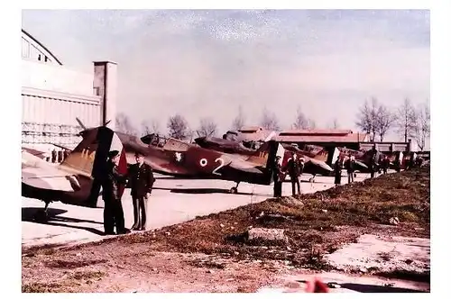 Altes Farbfoto Übergabe von Curtiss P-40 Warhawk an Piloten der Freien franz. Luftwaffe (Neudruck als Postkarte)