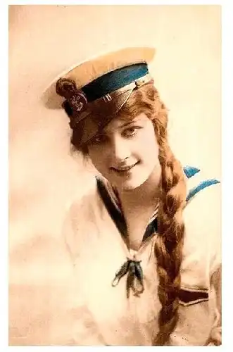 Altes Farbfoto Junge Frau mit Zopf in Matrosenuniform (Neudruck als Postkarte)