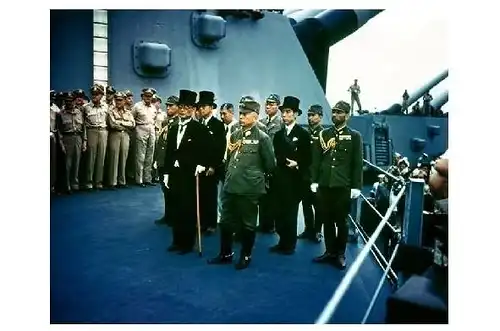 Altes Farbfoto Japanische Delegation auf dem Schlachtschiff USS Missouri (Neudruck als Postkarte)