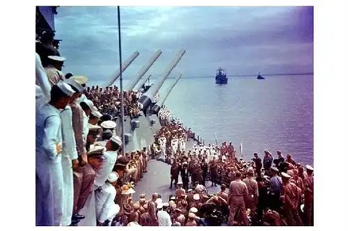 Altes Farbfoto Japanische Delegation trifft auf dem Schlachtschiff USS Missouri ein (Neudruck als Postkarte)