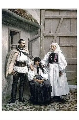 Altes Photochrome-Farbfoto Mann und Frauen in Tracht von Hermannstadt (Neudruck als Postkarte)