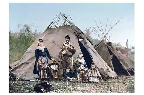 Altes Photochrome-Farbfoto Lappenfamilie vor ihrem Zelt in Norwegen (Neudruck als Postkarte)