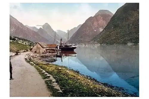Altes Photochrome-Farbfoto Dampfer am Anleger im Sognefjord in Norwegen (Neudruck als Postkarte)