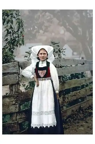 Altes Photochrome-Farbfoto Frau in Tracht aus Hardanger in Norwegen (Neudruck als Postkarte)