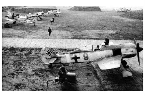 Altes Foto Mehrere Focke-Wulf Fw 190 des Jagdgeschwaders 11 auf dem Flugplatz von Husum (Neudruck als Postkarte)
