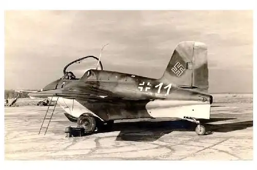 Altes Foto Raketenjäger Messerschmitt Me 163B \"Weisse 11\" Pilot Hptm. Herbert Frömert, 1./JG 400, Brandis, 15. November 1944 (Neudruck als Postkarte)