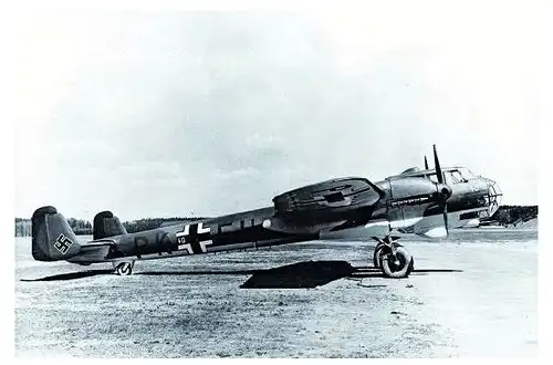 Altes Foto Dornier Do 17 auf einem Feldflugplatz (Neudruck als Postkarte)