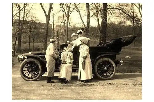 Altes Foto Gruppe von Frauen und Mann neben altem Auto (Neudruck als Postkarte)