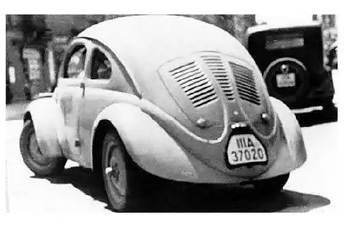Altes Foto Prototyp eines VW Käfer (Neudruck als Postkarte)