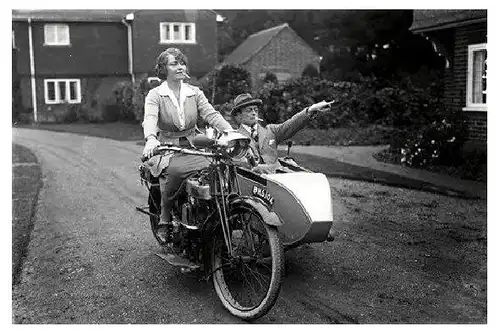 Altes Foto Frau chauffiert Mann in einem Motorrad mit Beiwagen (Neudruck als Postkarte)