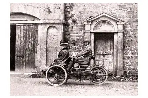 Altes Foto Mann chauffiert Frau in einem motorisierten Dreirad (Neudruck als Postkarte)