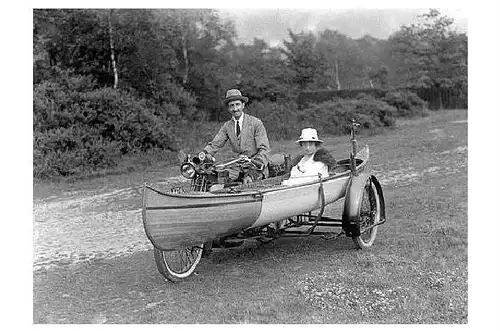 Altes Foto Mann mit Motorrad und Frau in einem Kanu als Beiwagen (Neudruck als Postkarte)
