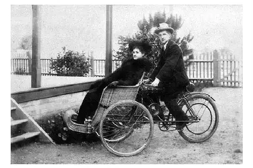 Altes Foto Mann chauffiert Frau in einem Dreirad (Neudruck als Postkarte)