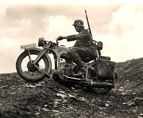 Altes Foto 2. WK Kradmelder mit seinem Motorrad im Gelände (Neudruck als Postkarte)