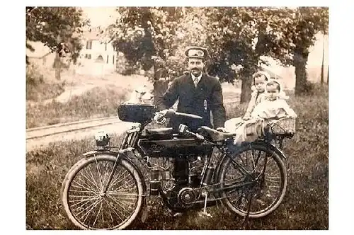 Altes Foto Mann mit Kindern und Hund auf Motorrad (Neudruck als Postkarte)