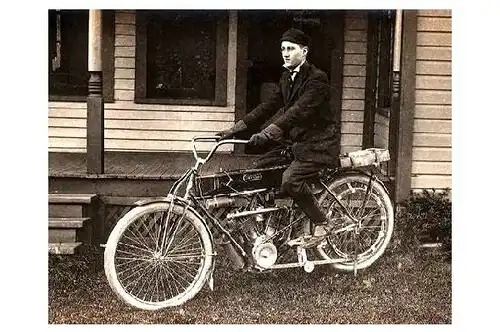 Altes Foto Mann mit Motorrad vor einem Haus (Neudruck als Postkarte)