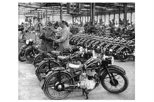 Altes Foto Blick in eine Fabrikhalle mit BMW Motorrädern (Neudruck als Postkarte)