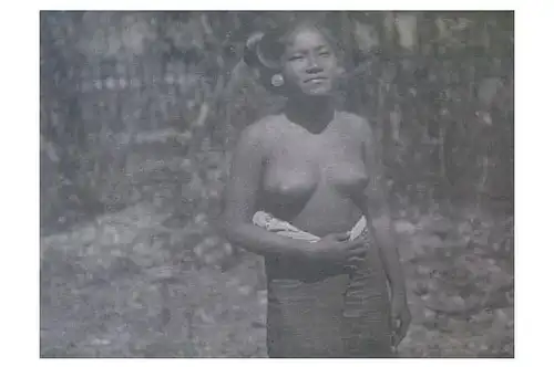 Altes Foto Junge asiatische Frau posiert für Fotografen (Neudruck als Postkarte)