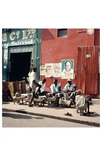 Altes Farbfoto Schuhputzer in Accra in Ghana (Neudruck als Postkarte)