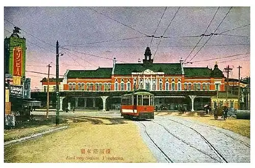 Alte Farbfoto-AK Straßenbahn vor dem Bahnhof von Yokohama (Neudruck als Postkarte)