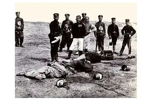 Altes Foto Hingerichtete chinesische Gefangene des Boxeraufstands (Neudruck als Postkarte)