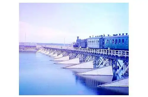 Altes Farbfoto Dampflok mit Personenzug auf der Eisenbahnbrücke über den Shuia River (Neudruck als Postkarte)
