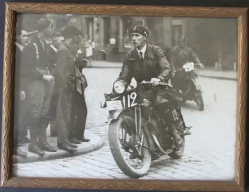Hans Sprung auf DKW 250 ccm im Rennen 1926 Original-Motorradphoto gerahmt