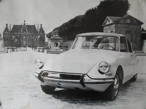 Citroen DS 19 vor Schloss 1963 Automobilwerbeplakat