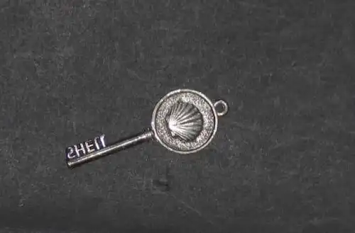 Shell Werbe-Schlüsselanhänger mit Logo und Rennwagenmotiv 1950