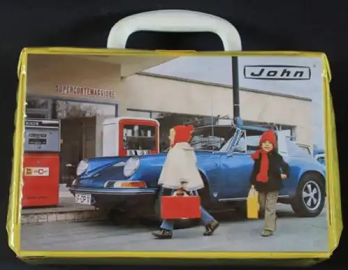 John Automodellkoffer Porsche 911 Targa an Agip-Tankstelle 1968 Kunststoff